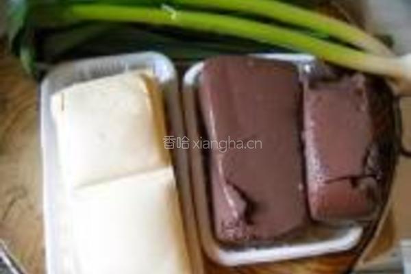 鸭血炖豆腐的做法图解1