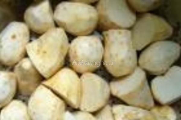 芋儿粉蒸肉的做法图解3