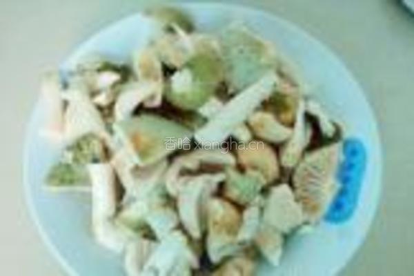 青头菌炒肉片的做法图解2