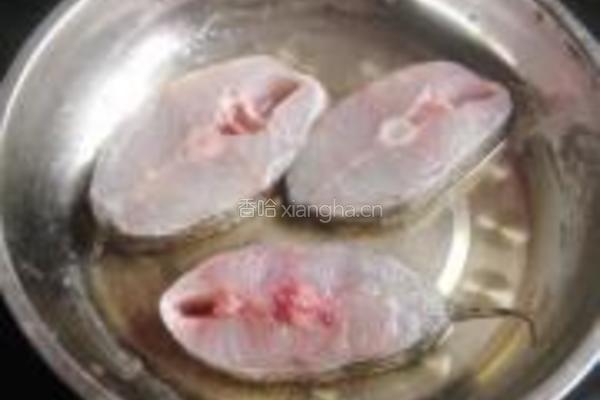 椒盐香煎海鲈鱼的做法图解3