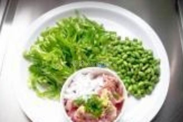 青椒毛豆炒肉丝的做法图解1