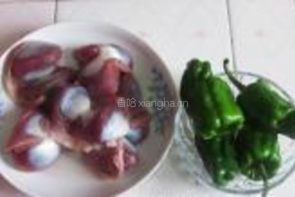 青椒炒鸭肫的做法图解1
