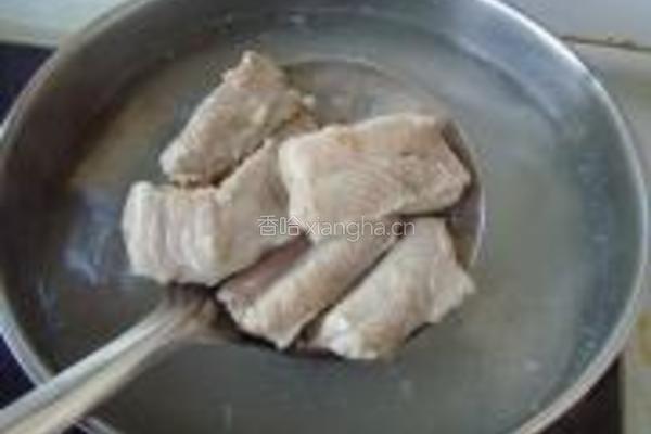 莲藕玉米排骨汤的做法图解1