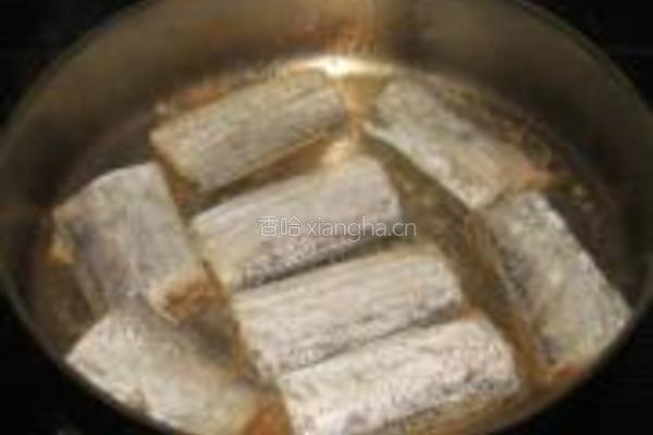 芝麻辣酱烧带鱼的做法图解2