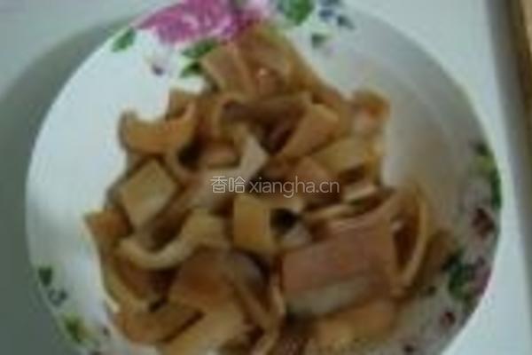 麻辣西芹猪皮的做法图解1