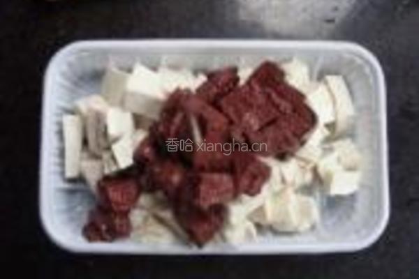 红白豆腐溜草菇的做法图解3