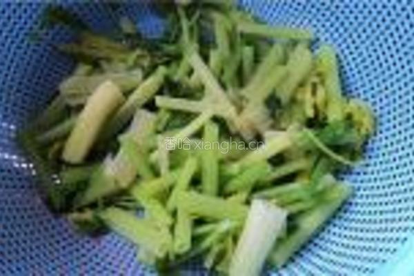 烧肉炒芹菜的做法图解1