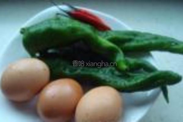 青红辣椒鸡蛋花的做法图解1