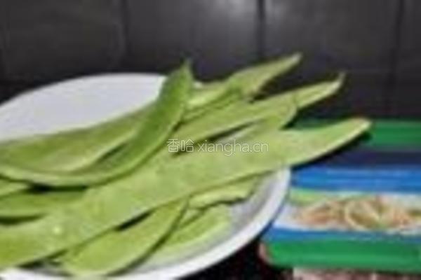 长扁豆炒培根的做法图解1
