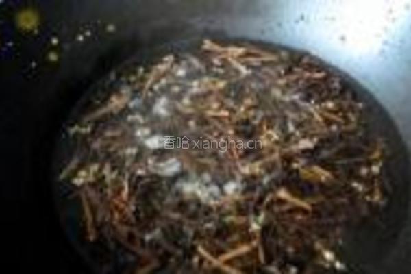 干蕨菜炖肉的做法图解2