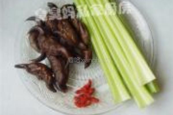 西芹炒菱角的做法图解1