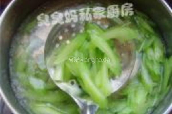 西芹炒菱角的做法图解4