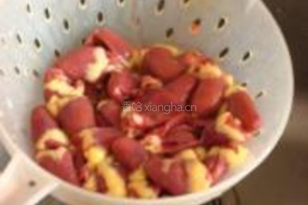 香椿芽炒鸡心的做法图解2