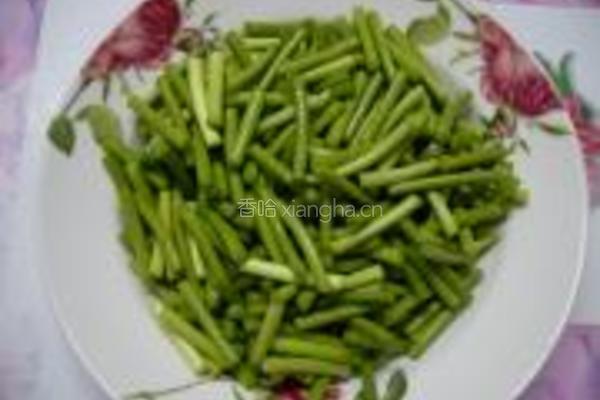 蒜苔爆鸡心的做法图解2