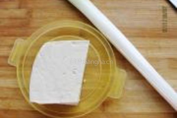 葱烧豆腐的做法图解1
