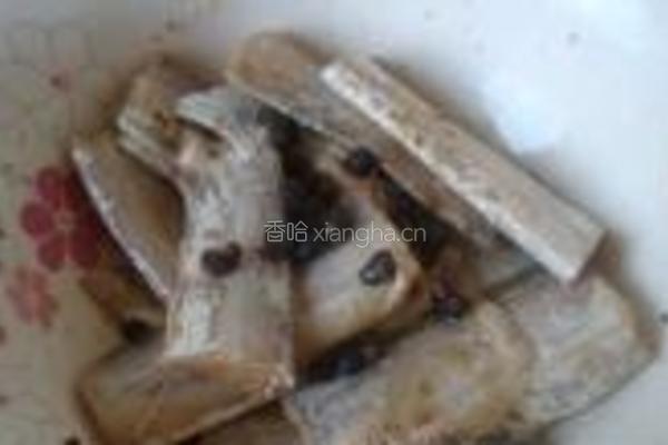 豉汁蒸带鱼的做法图解2