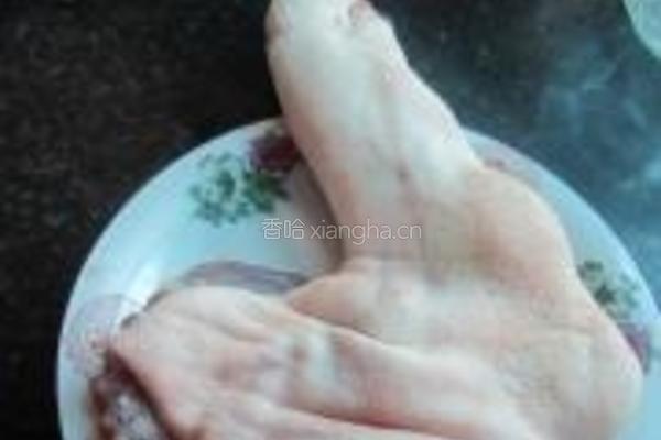 黑豆豉蒸猪蹄的做法图解1