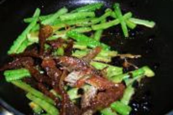 豆豉鲮鱼炒苦瓜的做法图解9