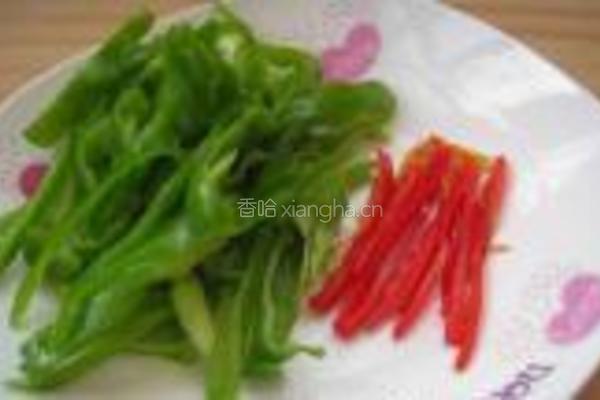 青红椒炒面筋的做法图解4