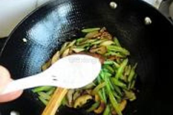 芹菜炒面筋的做法图解10