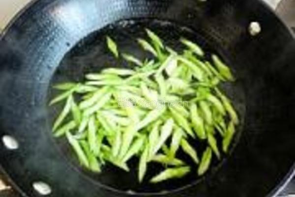 芹菜炒面筋的做法图解3