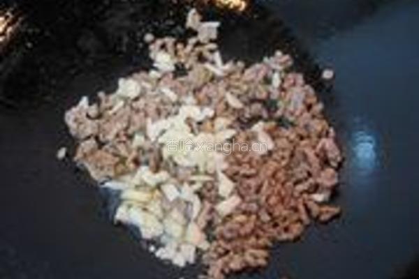 雪菜肉末炒蚕豆的做法图解3