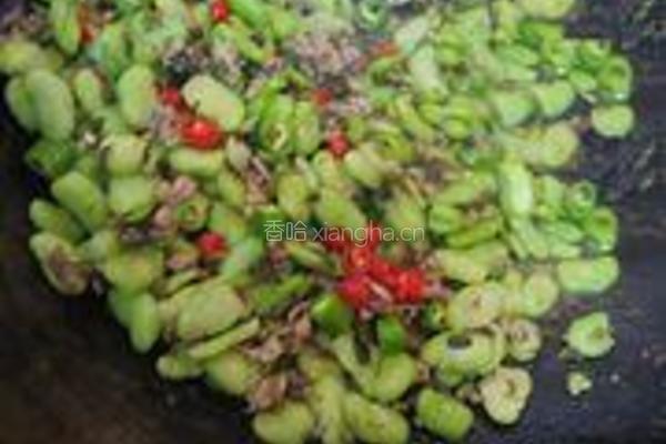 雪菜肉末炒蚕豆的做法图解6