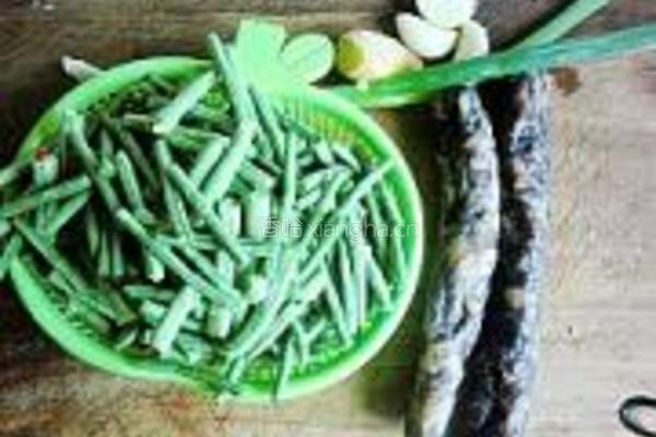 豆角炒香肠的做法图解1