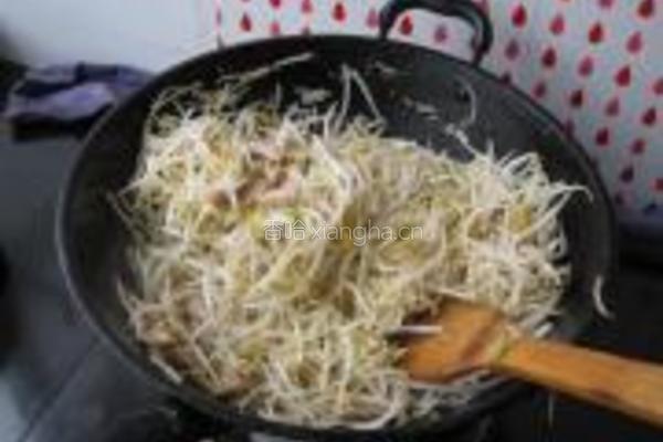 绿豆芽炒肉的做法图解6