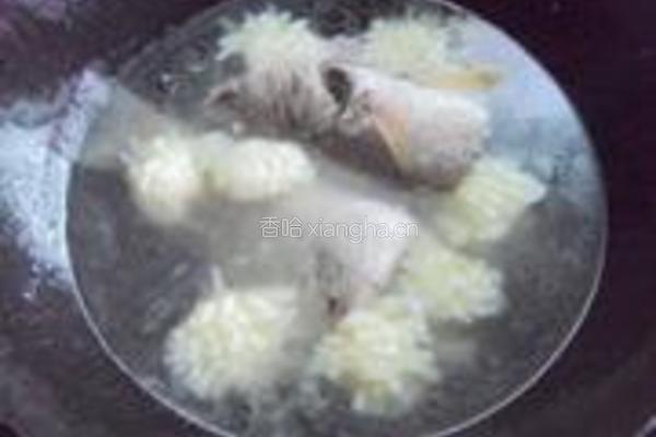 菊花玉子鲈鱼汤的做法图解7