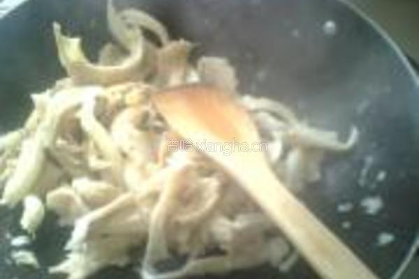 蒜苗炒蘑菇的做法图解4