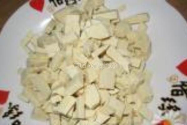 香菜豆干炒花生的做法图解1