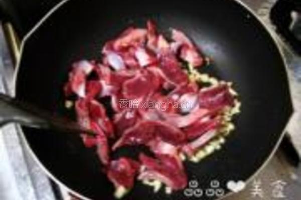 蒜香鸡胗炒乌冬的做法图解4
