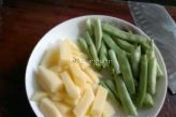 四季豆烧土豆的做法图解2
