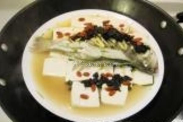 橄榄菜蒸鲈鱼的做法图解4