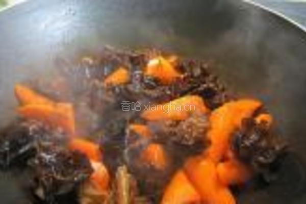 木耳萝卜焖豆腐鱼饼的做法图解3