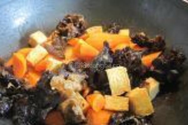 木耳萝卜焖豆腐鱼饼的做法图解4