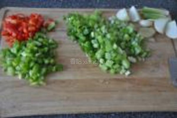 香烧鸡腿煲的做法图解2
