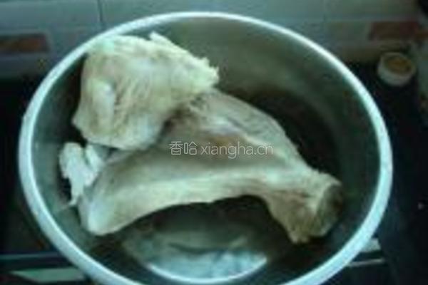 猪骨汤炖白菜海带的做法图解4