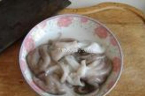 黄瓜豆干炒八带的做法图解1