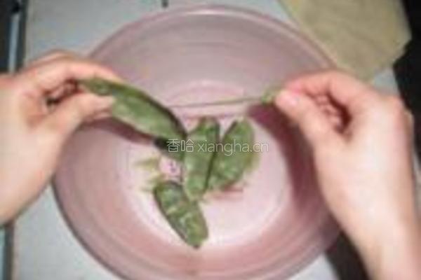 黄豆酱甜椒扁豆角炒肉的做法图解1