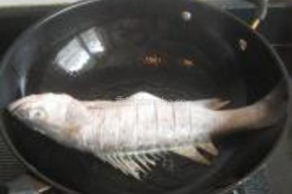 蒜子烧海鲈鱼的做法图解2