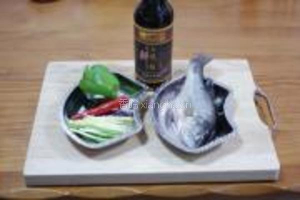香煎鲈鱼的做法图解1