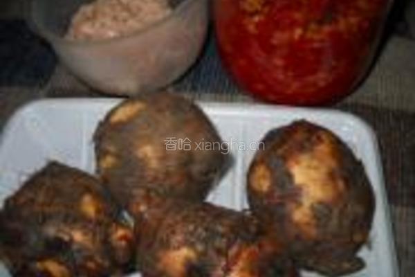 剁椒肉末蒸芋头的做法图解1