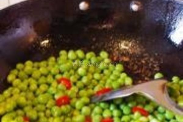 豌豆炒鸡胗的做法图解5