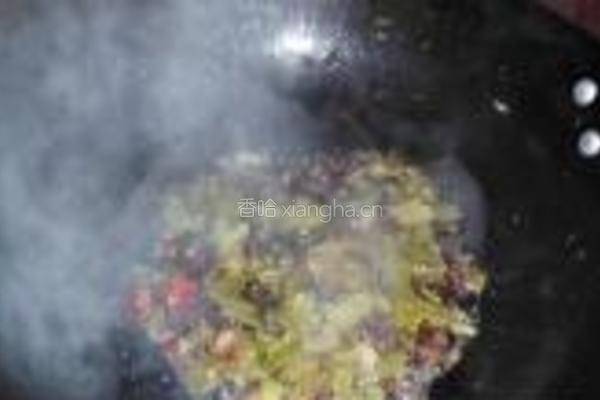 酸菜炒荸荠的做法图解4