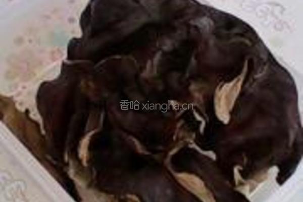 黄豆芽炒木耳的做法图解1
