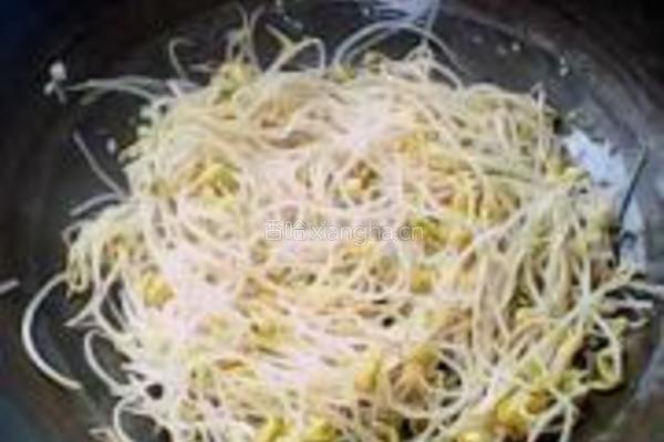 黄豆芽炒木耳的做法图解8