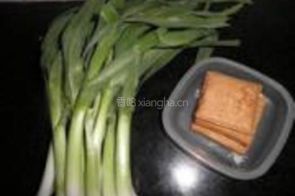 大蒜炒豆干的做法图解1