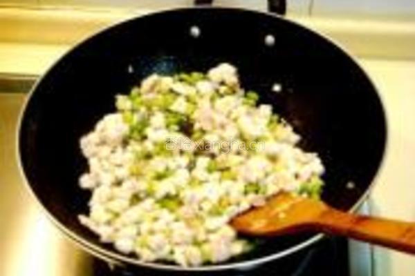 榛仁青豆炒鱼糜的做法图解13